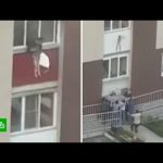 Мать выбросила детей с балкона, спасая от пожара