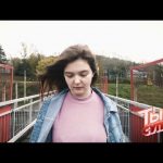 Полина рано осталась без мамы и почти не видит папу. Родителей ей заменили тетя и бабушка