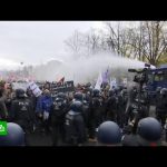 В Берлине противников карантина разгоняют водометами и слезоточивым газом